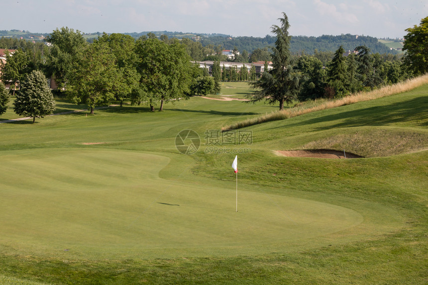 闲暇课程晴天绿色高尔夫球场的白旗杆晴天绿色高尔夫球场的白旗杆图片