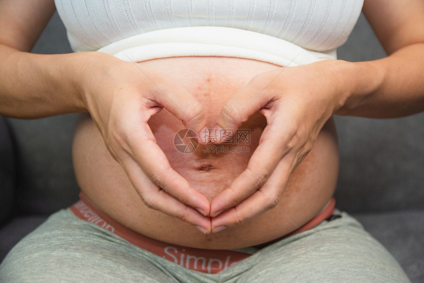 产假成人怀着胃爱的婴儿孕妇快乐图片