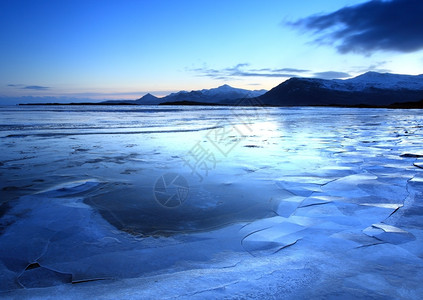 泰勒荒野冬季日落时冰雪在东峡湾的原形成海滩图片