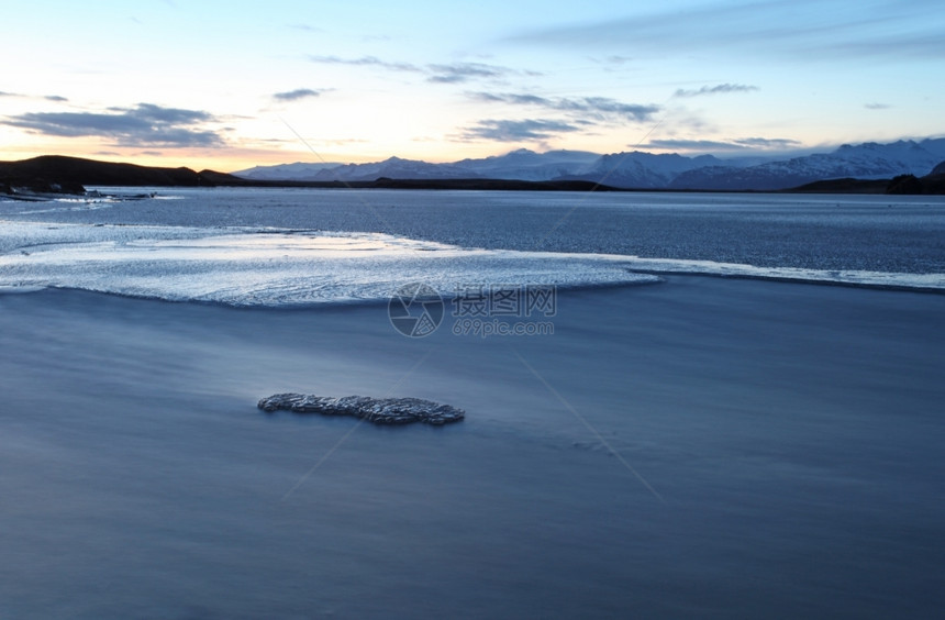 极端假期景观冬季日落时冰雪在东峡湾的原形成图片