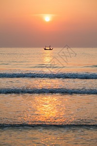 假期早晨起日出上渔船海钓鱼清晨去海浪红色的图片