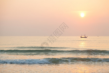 太阳初起早晨起日出上渔船海钓鱼清晨去景观蓝色的橙插画