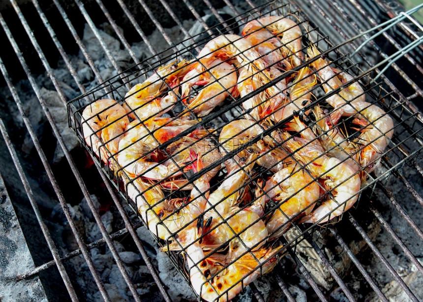 煮熟的美味海产食品街市场火烧炉灶上的灰虾炙烤图片
