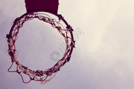 竞技篮板橙古老的球圈和天空Sport图片