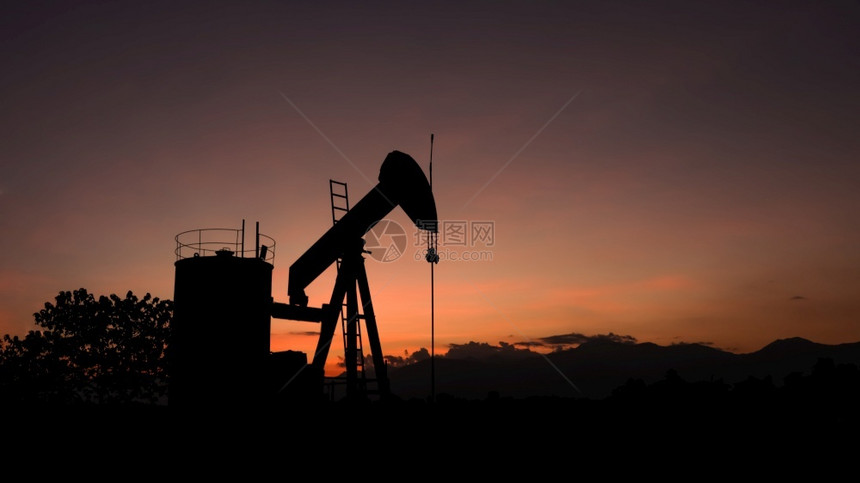 日落背景的石油生产工业机器用于制造日落背景下的石油A井水泵能源工业机器自然生的气体图片