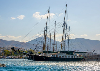 船老的希腊桑尼夏日游艇俱乐部和老牌两团游艇俱乐部和老牌双马航游艇海岸图片