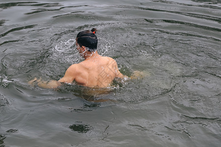 人们在欢庆伊比凡的节日人类在河水中的冰沉没男图片