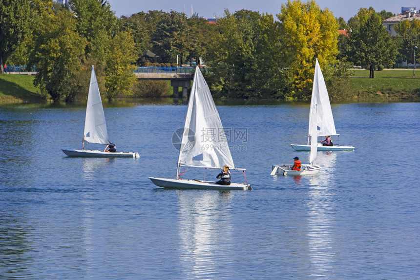 湖泊上的帆船图片