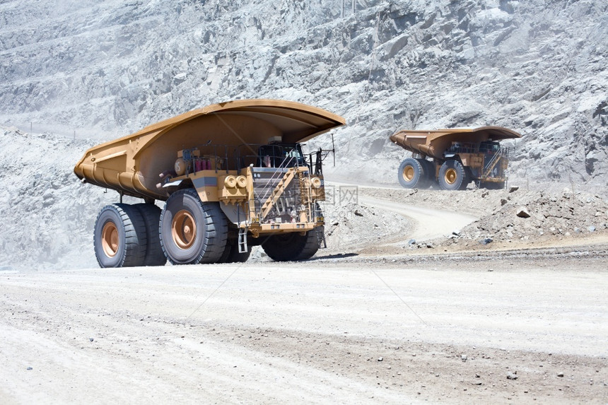 矿业巨大的智利北部一个露天矿坑铜的大型倾卸卡车提取图片