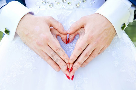 新娘和郎手握着爱心的双婚姻和礼概念形象情人节男女士图片