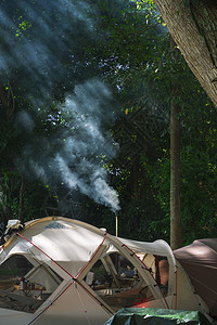 森林露营地帐篷图片