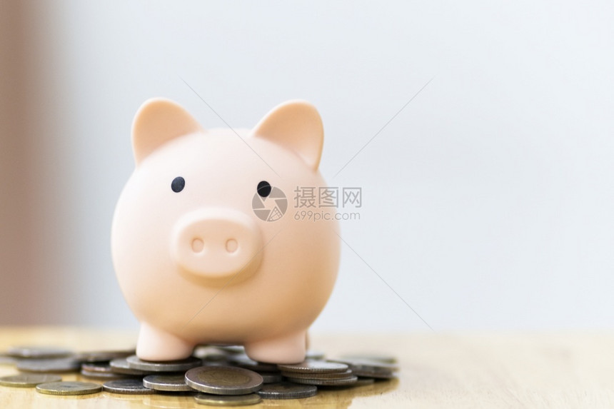 商业Finnace节省金钱和投资概念Pigy银行和硬币现金成功图片