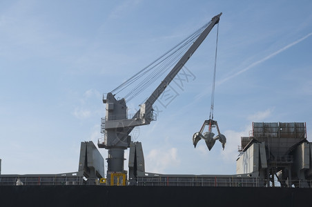 蓝色的起重机交货装载和卸作业中的起重船吊图片