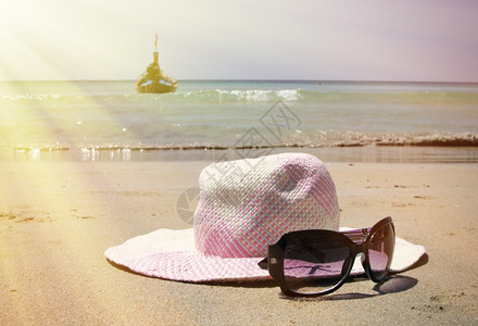 泰国普吉岛沙滩的草帽海洋旅行娱乐图片