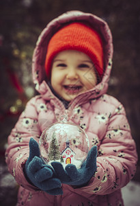 儿童手中圣诞玻璃球图片