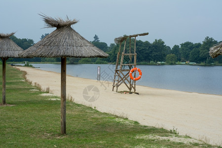 热带地平线闲暇湖边的阳伞图片