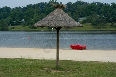 座位湖边的阳伞椅子假期图片