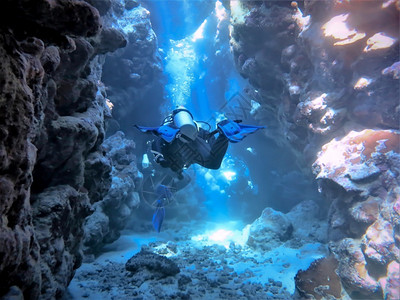 沉船水下阳光惊人的洞穴潜水景观图片