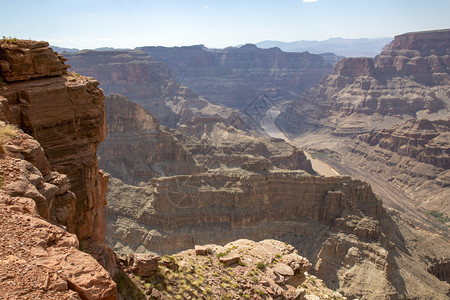 脚丫子深度的红岩层垂直倒在大峡谷图片