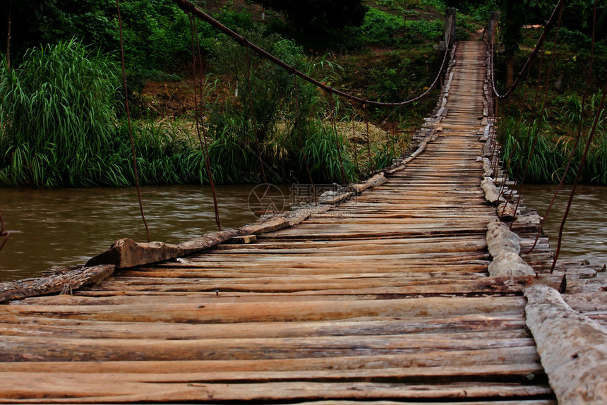 冒险老的木林桥在绳子上热带图片
