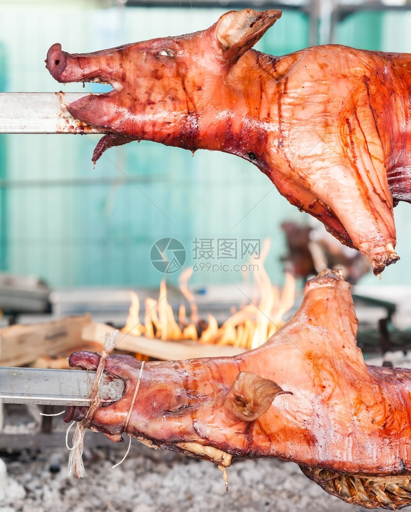 烧烤时的猪肉可口户外炙烤图片