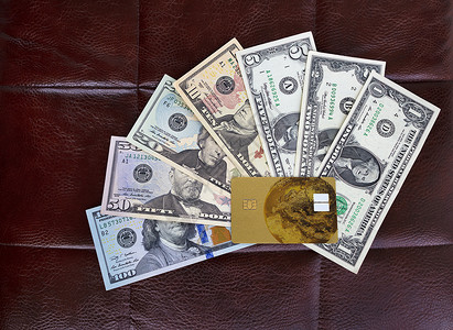 现金存钱和的概念信用卡银行靠在皮椅背景上的一组美元信用卡银行靠在皮椅背景上的一组美元金融洗钱图片