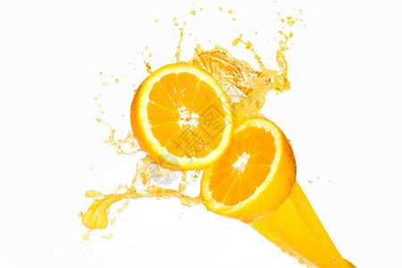溅起水果橙汁喷洒在半橘子上白色背景营养图片