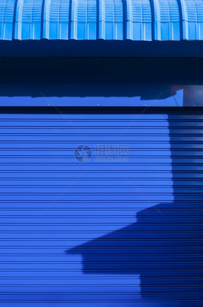 快门蓝色自动开关表面的太阳光和阴影垂直框内有钢吊起的铁窗家金属图片