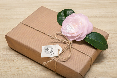 回收的妈日概念带标签的礼物盒和花朵手制作的文本爱你妈天们图片