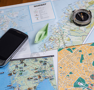 登机钞票挪威黑智能手机和钱包附有挪威货币指南针智能手机和钱币目的图片