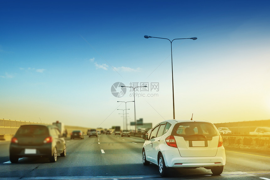 速度白色的沥青日落背景在高速公路上驾车驶图片