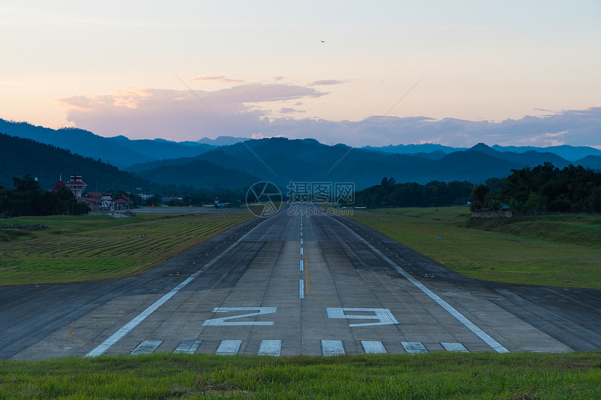 戏剧路机场跑道日落泰国背景山丘和日落的泰国乘客图片