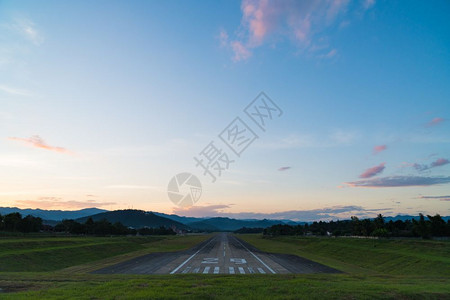 速度机场跑道日落泰国背景山丘和日落的泰国门户14黄昏图片