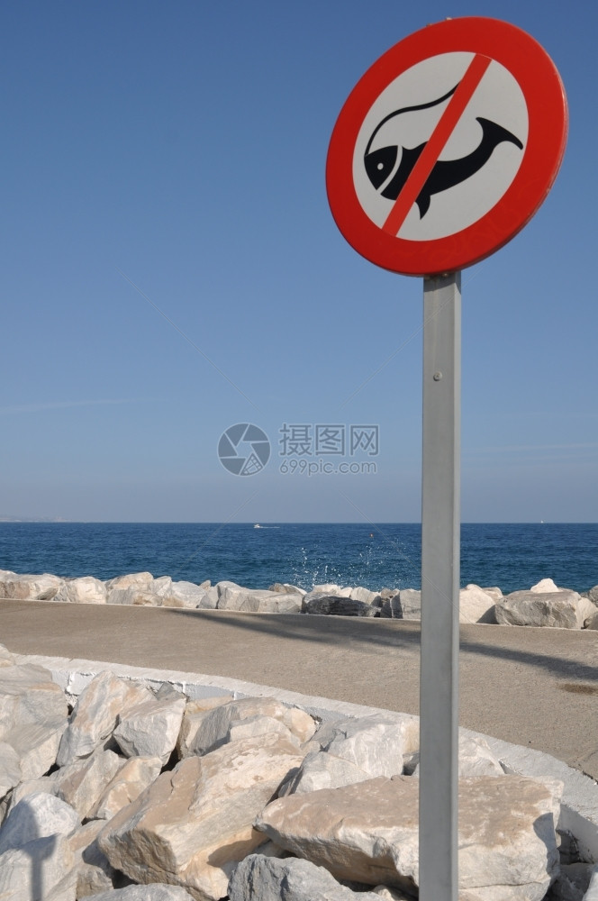 不允许在海面和天空背景的石码头上签字抓住指导信号图片