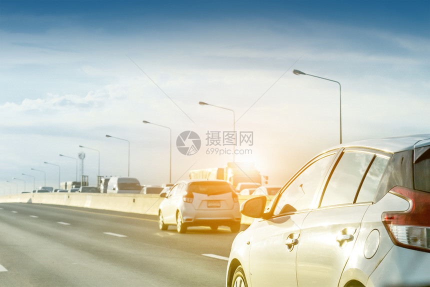 污染太阳场景车开在高速路上车开在图片