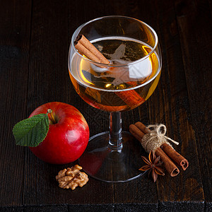 醋有肉桂棒苹果核桃和安眠星的苹果热的德米特罗图片
