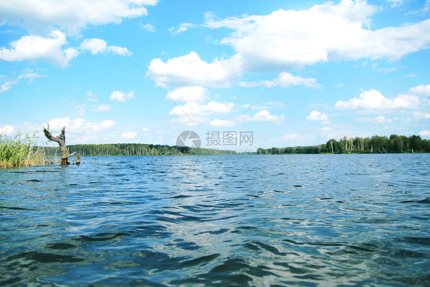 安静障碍湖面的卷流表对岸森林蓝天空白云镇图片