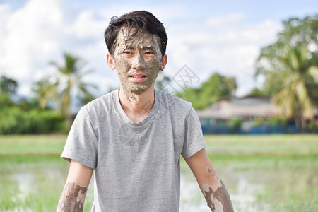 一种孩子棕色的脸和手都沾满了泥土上面贴近一对芒rrquos的脸和手图片