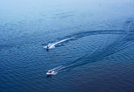生活户外蓝色的湖上两艘机动艇图片