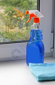 相片用一个透明瓶子洗窗户站在台上对着清洁布旁边的肮脏玻璃来遮挡窗台和洗衣玻璃的工具纯度作背景图片