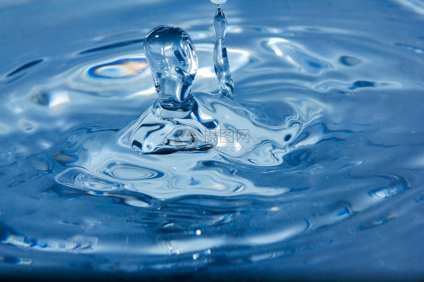 环境水滴子蓝色喷出面液体透明图片