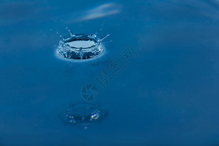 水滴子蓝色喷出面颜色纯度宁静图片
