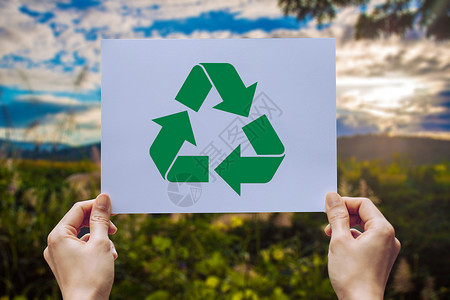 绿色折纸箭头草以手握剪切的纸张循环展示保存世界生态概念和环境保护用手持纸张循环显示有创造力的艺术设计图片