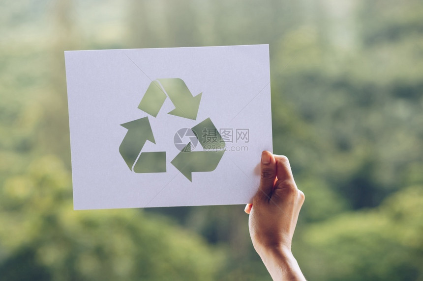 自然草以手握剪切的纸张循环展示保存世界生态概念和环境保护用手持纸张循环显示生态系统图片