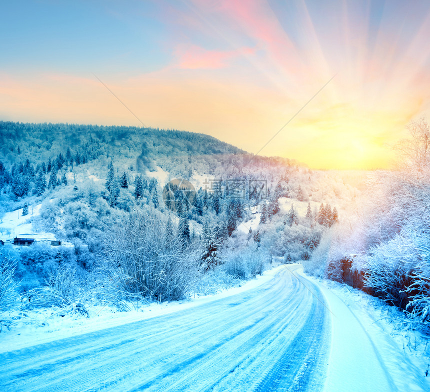 场景通往冬山日出的道路冬天风景渴望和运动的概念到冬山日出之道天的山日出之路到冬山景观寒冷的图片