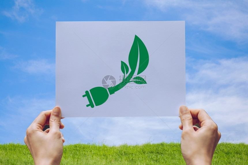 出去回收绿色拯救世界生态概念的环境保护用手握剪切纸露出来保护环境图片