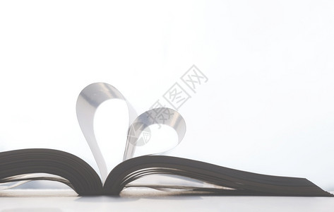 爱白色背景的心脏形状书页表面软光线白色背景复古的小说图片