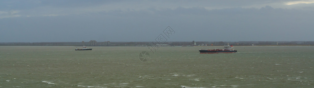 海洋航行于上和运货物的两艘帆船贮存行业图片
