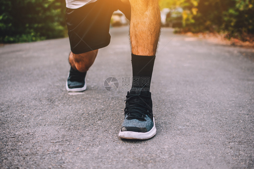 种族脚丫子城市的跑在街上人要去运动背景和穿鞋的特写图片
