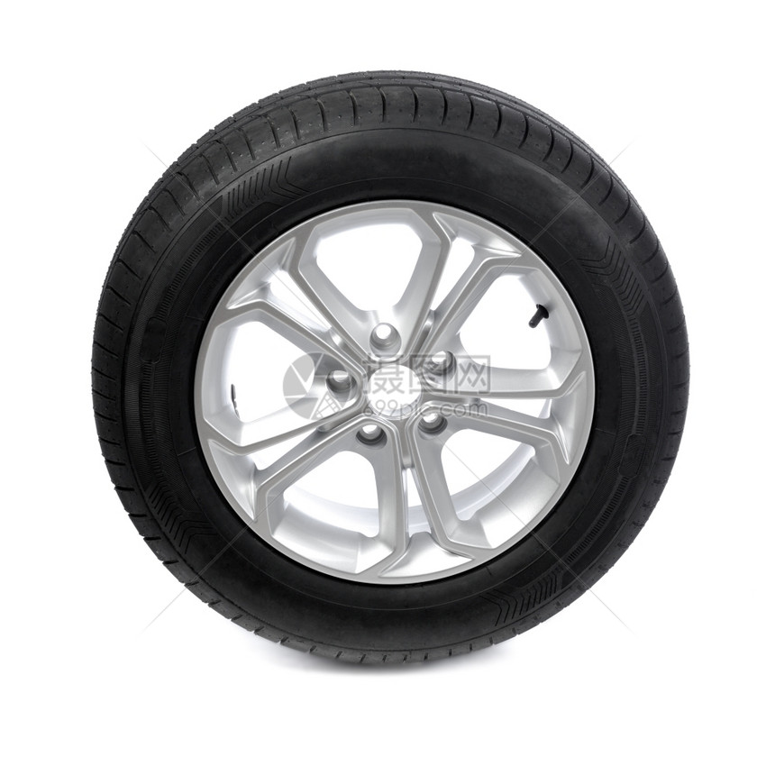 车轮新胎在铸造铝管轴驱动器上的新轮胎孤立于白色一种路图片